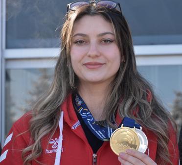 Avrupa şampiyonu olan atıcı Damla Köse, Erzurum’da çiçeklerle karşılandı