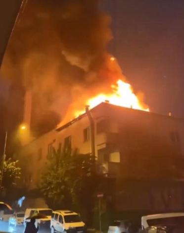 Küçükçekmece’de iş yerinin çatısında çıkan yangın bitişikteki binaya sıçradı; müdahale sürüyor