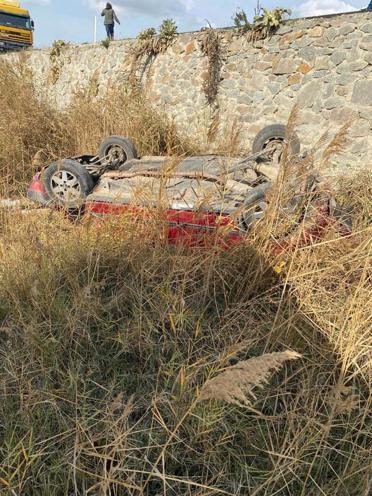 Salihlide otomobil tarlaya uçtu; 1i bebek 5 yaralı