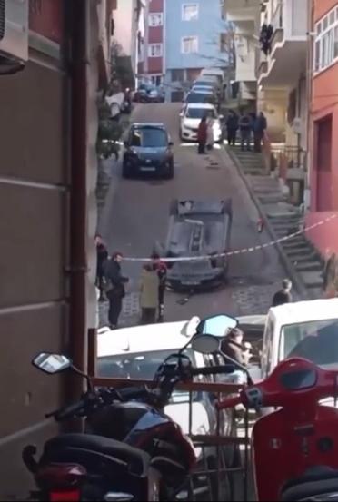 Kağıthane’de el freni çekilmeyen otomobil kayarak takla attı; o anlar kamerada