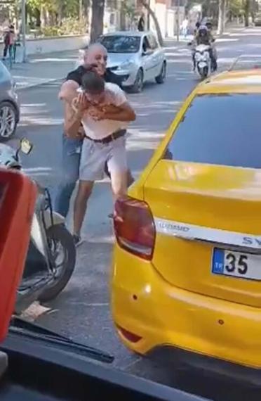 İzmirde trafikte kasklı, tekmeli ve yumruklu kavga kamerada