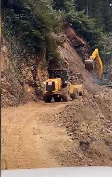 Rize’de heyelan; iş makinesi operatörü saniyelerle kurtuldu