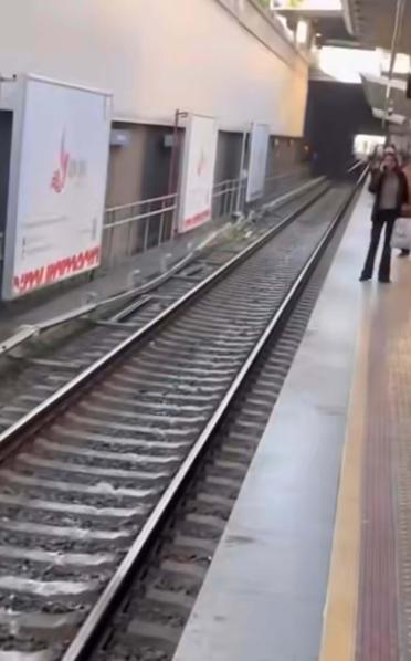 İzmirde metro arızası; seferler durduruldu