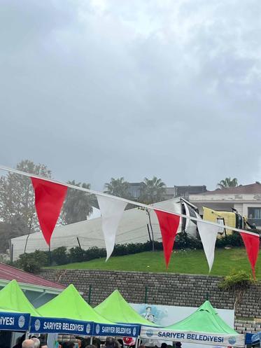 Sarıyerde bisküvi yüklü TIR devrildi; çocuk parkında faciadan dönüldü