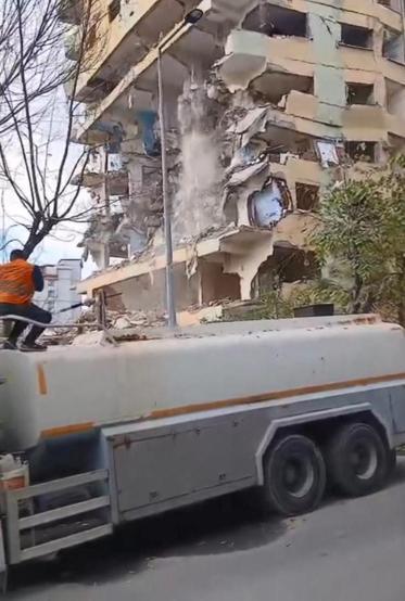 Bağcılarda 8 katlı bina yıkım sırasında çöktü; ölümün kıyısından döndü