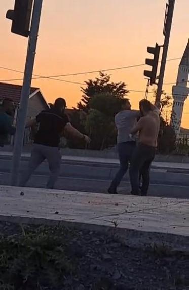 Arnavutköyde iki sürücünün yol verme kavgası kamerada