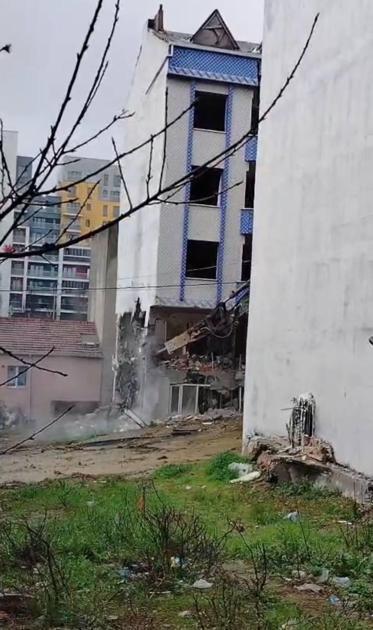 Sultangazide kentsel dönüşüm kapsamında apartman yıkıldı; yandaki binada hasar oluştu