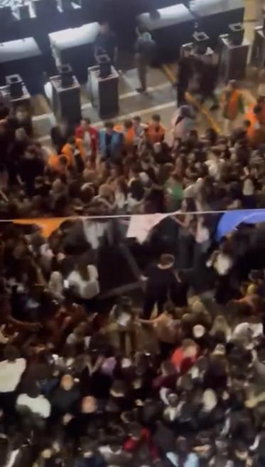 Beyoğlu’nda rapçi Poizi konserinde tekmeli yumruklu kavga kamerada; polis müdahale etti