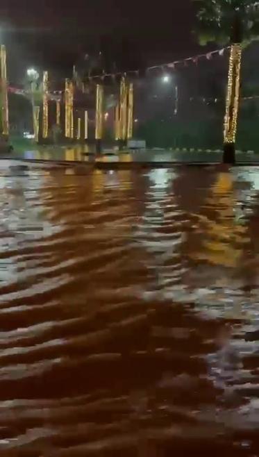 Hatayda sağanak; cadde ve sokaklar göle döndü