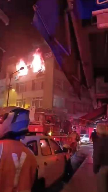 İzmirde korkutan ev yangını: 1 kişi dumandan etkilendi