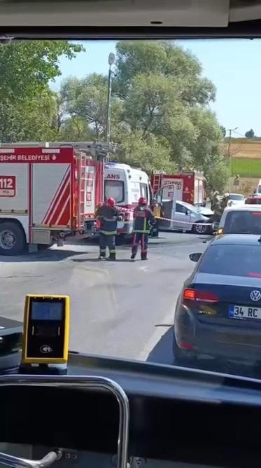 Arnavutköyde İETT otobüsü ile otomobil çarpıştı: 1 ölü