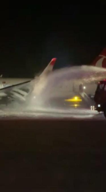 THY uçağının Hatay Havalimanına inişinin ardından lastiği patladı