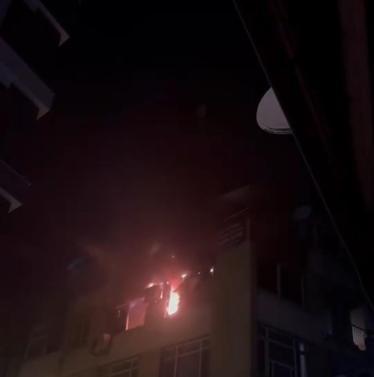 İzmirde korkutan ev yangını: 1 kişi dumandan etkilendi