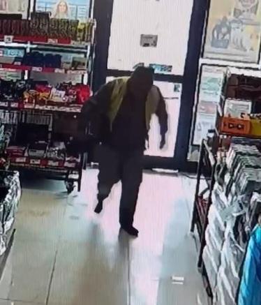 Temizlik işçisi, ayakkabılarını çıkarıp markete girdi