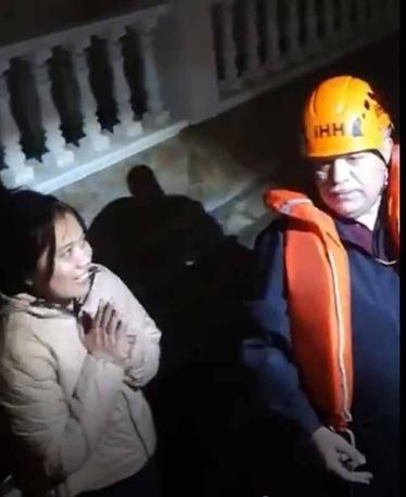 Sağanakta evinde mahsur kalan yabancı uyruklu kadını ekipler kurtardı