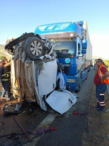 Otomobiller TIR’lar arasında kaldı: 3 ölü, 1 yaralı