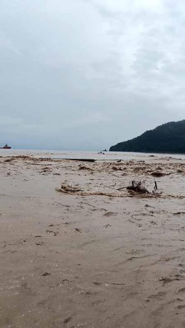 Antalyada yağmur sonrası dere taştı; Adrasanda turizm tesisleri zarar gördü