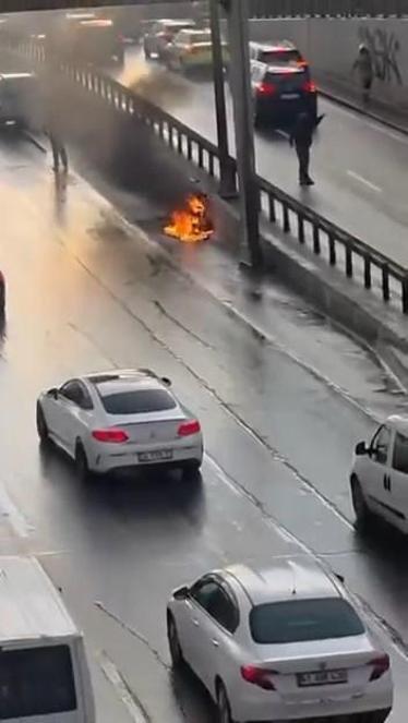 Beylikdüzünde motosiklet alev alev yandı