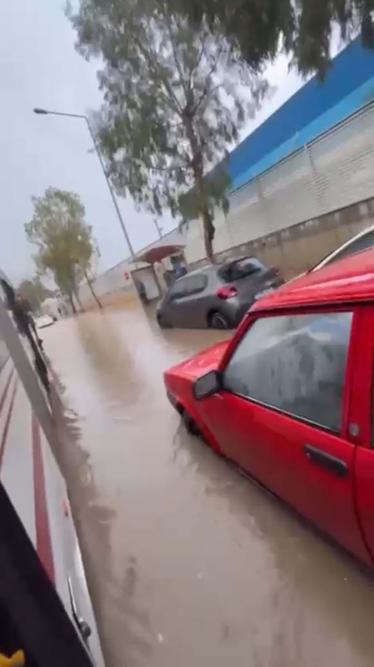 İzmirde sağanak etkili oldu