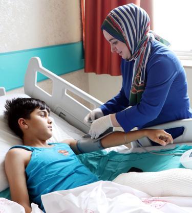 Şaka yaparken arkadaşını kolonya ile yaktı