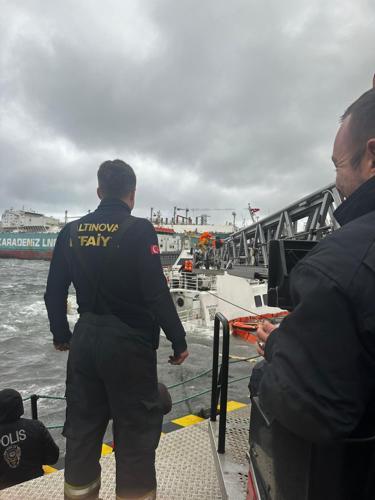 Gemide mahsur kalan 6 personel, sepetli merdivenle kurtarıldı