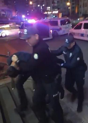 Trafikte tartıştıkları sürücünün önünü kesip, aracın camını yumruklayan 2 şüpheli tutuklandı