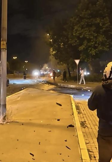 Maltepede çarpışma sonrası otomobil alev aldı; 3 kişinin yaralandığı kaza kamerada