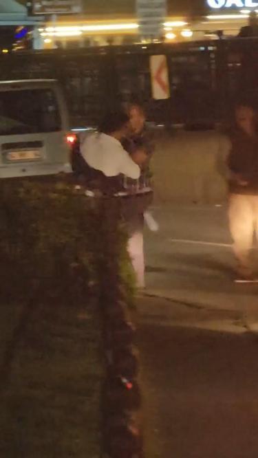 Eminönünde yoldan geçen taksileri tekmeledi, şoförler darbetti