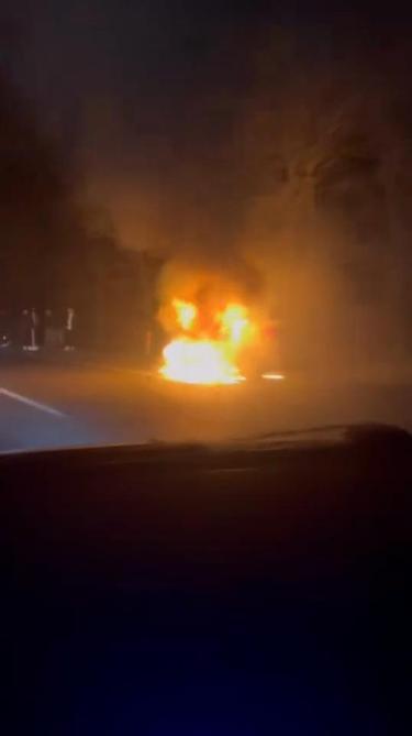 Seyir halindeyken alev alan otomobil kullanılamaz hale geldi