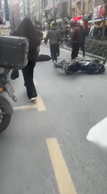 Kağıthane’de 16 yaşındaki ehliyetsiz sürücü yayaya çarptı; kız arkadaşını bırakıp kaçtı