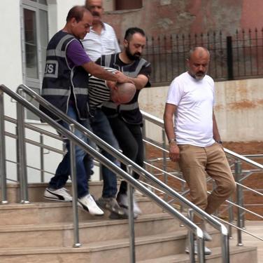 Boşanma aşamasındaki eşi Sinemi öldürüp, bekçiyi yaralayan şüpheli, tanınmamak için saçlarını kazımış