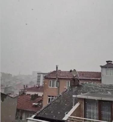 İstanbulun bazı bölgelerinde kar yağışı etkili oluyor; Çamlıca Tepesi beyaza büründü