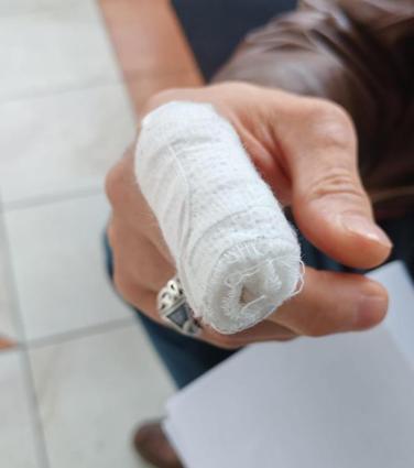 Müezzinin, sıra yüzünden aile hekimini darbettiği iddiası