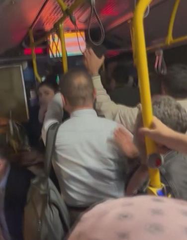 Trafikte tartıştığı İETT şoförüne elindeki cismi fırlattı; yolcuların panik anları kamerada
