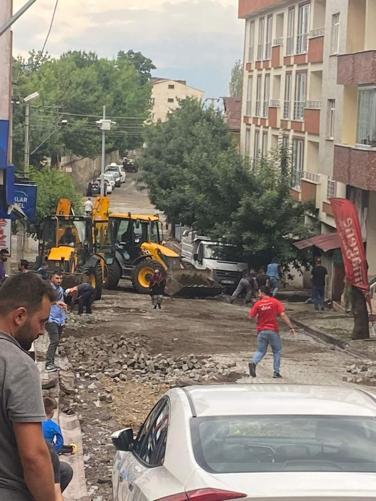 Giresunda sağanak sele döndü; işyerlerini su bastı araçlar zarar gördü