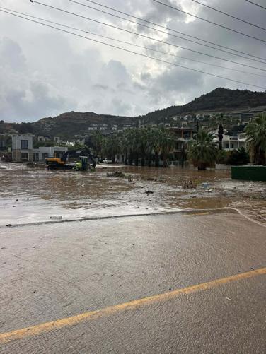Bodrumda sağanak; yollar göle döndü, iş yerlerini su bastı