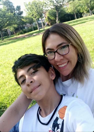 Depremde annesi ve kardeşini kaybeden Dicle Hayat, piyanosuyla hayata tutundu