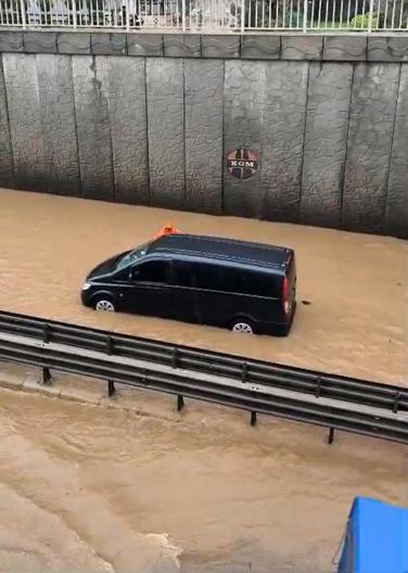Alanyada sağanak sonrası alt geçitte mahsur kalan 8 kişi kurtarıldı