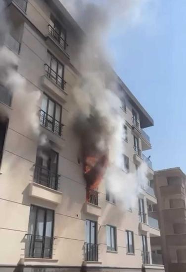 Avcılarda 5 katlı binada yangın: 2 kişi pencereden atladı; 1i ağır 3 yaralı