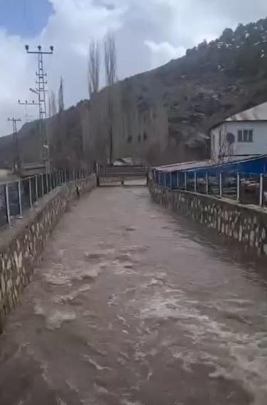 Sel suları nedeniyle Sızır Şelalesi, çamur renginde akmaya başladı