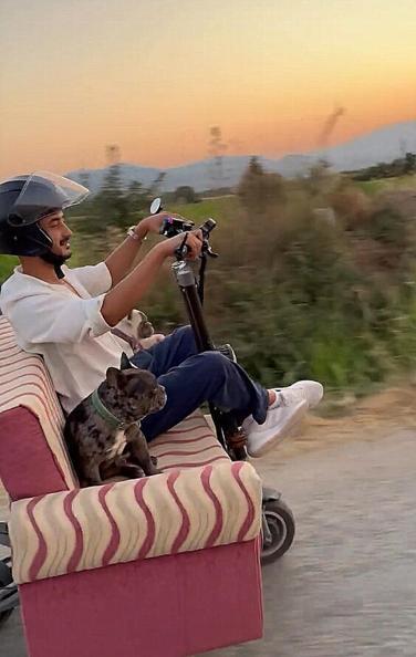 Çift kişilik koltuk monte ettiği skuter ile köpekleriyle yolculuk yaptı