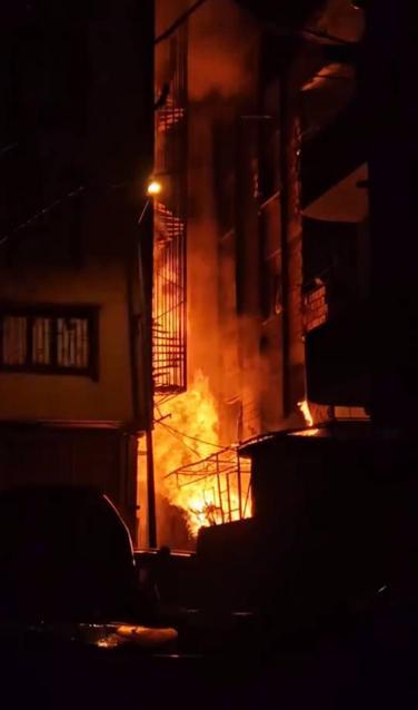 Bahçelievlerde hurdalıktan yükselen alevler yan binaya sıçradı