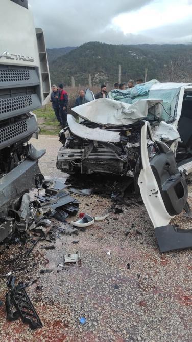 Otomobil, park halindeki TIRa çarptı: 2 ölü, 1 yaralı