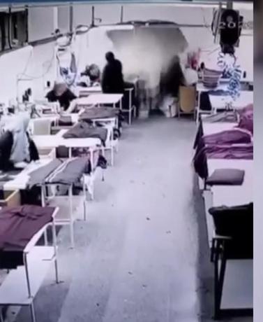 Zeytinburnunda yıkım sırasında kopan beton parçası atölyenin duvarını deldi