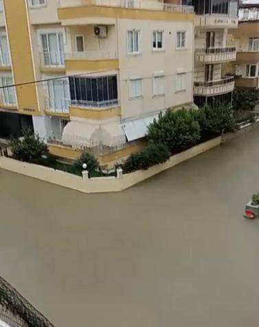 Balıkesir’de sağanak yağmur etkili oldu; yollar göle döndü, yazlıkları su bastı