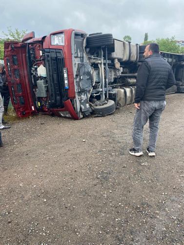 TIR, otomobille çarpıştıktan sonra devrildi: 6 yaralı