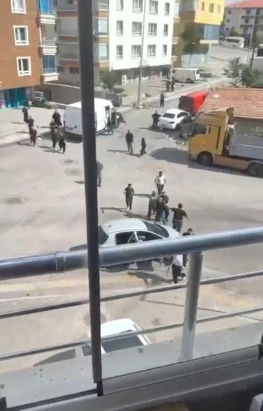 Ankarada kalabalığın üzerine pompalı tüfekle ateş açtı; o anlar kamerada