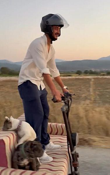 Çift kişilik koltuk monte ettiği skuter ile köpekleriyle yolculuk yaptı
