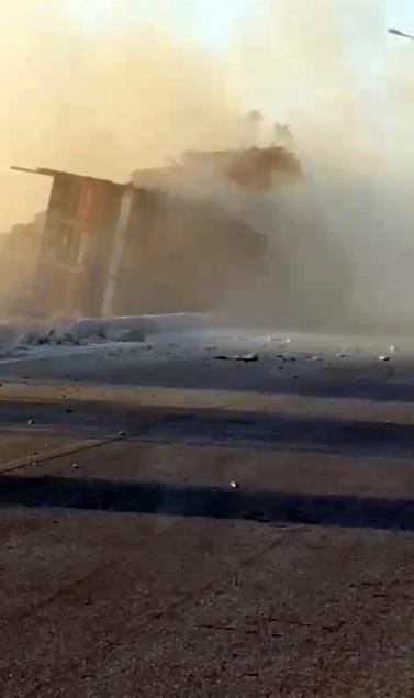 Trafikte şoförünün kontrolsüz ilerlediği tomruk yüklü TIR, refüje devrildi