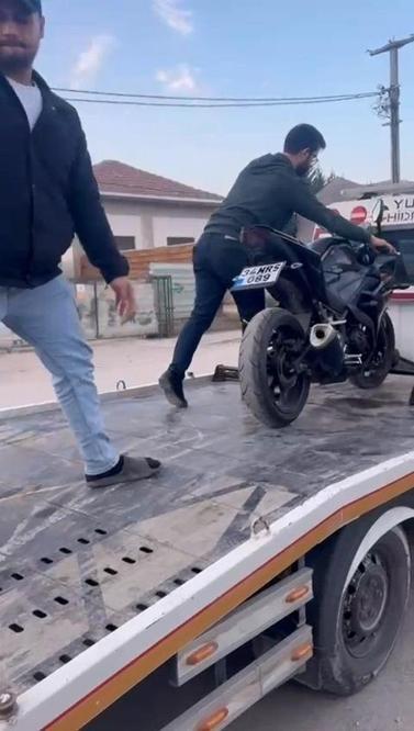 İhtara uymadı, kendisini durdurmaya çalışan polisi yere düşürdüğünü sosyal medyadan paylaştı